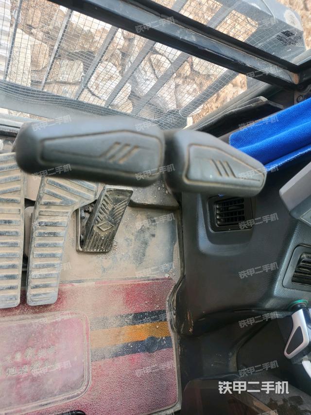 行走控制手柄和踏板 俯拍（驾驶室部分）