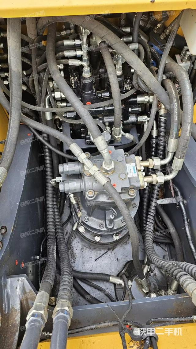 回转马达和主控阀（整机外观）