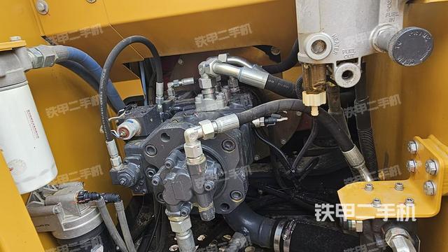 液压泵舱室正面整体（整机外观）