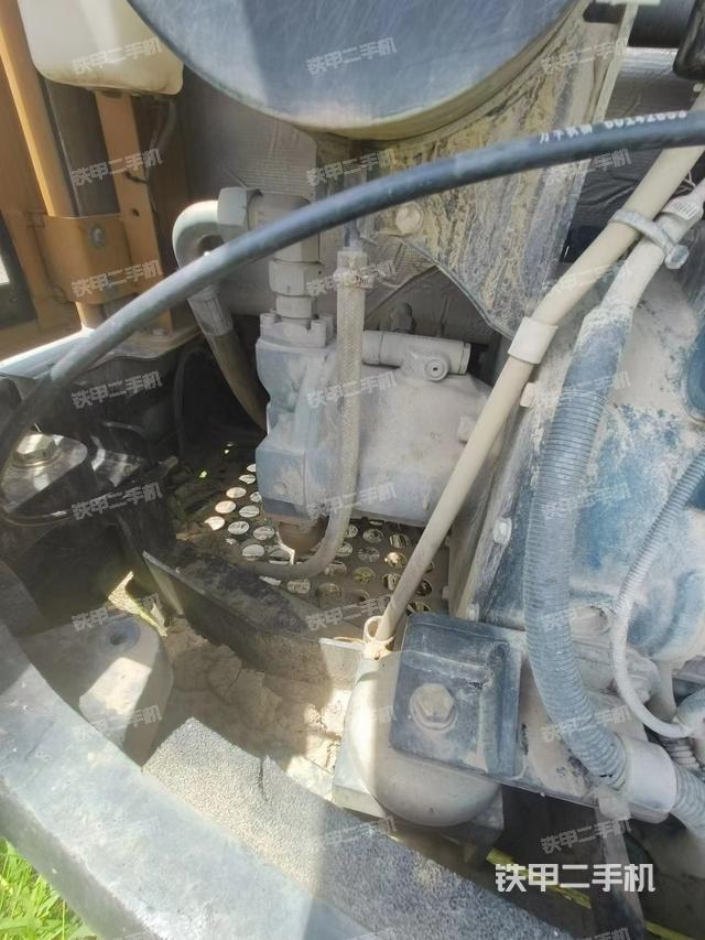 液压泵舱室正面整体（整机外观）