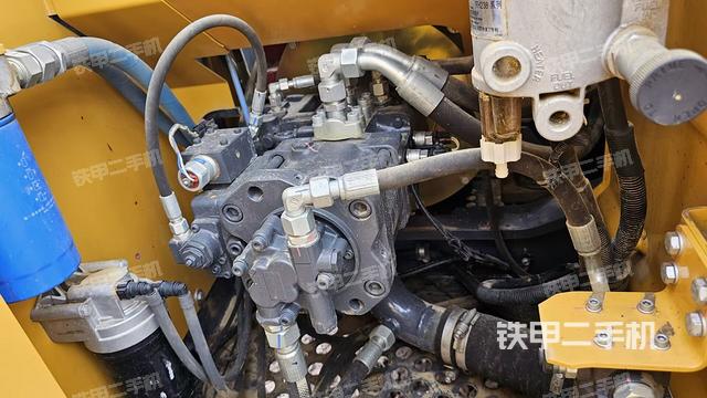 液压泵舱室正面整体（整机外观）