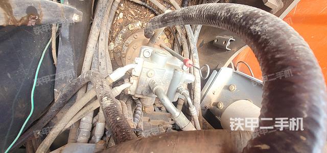 回转马达和主控阀（整机外观）