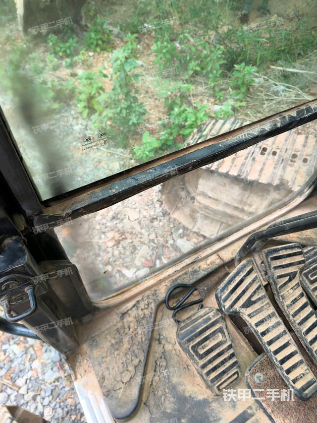 行走控制手柄和踏板?俯拍（駕駛室部分）