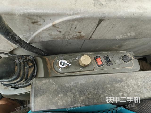 座椅右側(cè)控制臺(tái)/鑰匙門(mén)/油門(mén)/含右手柄（駕駛室部分）