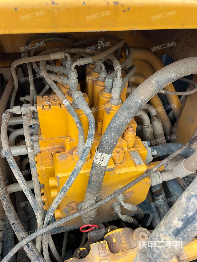 回转马达和主控阀（整机外观）