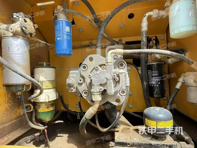 液压泵舱室正面整体（整机外观）