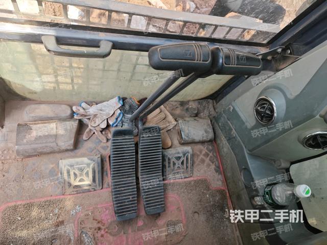 行走控制手柄和踏板 俯拍（驾驶室部分）