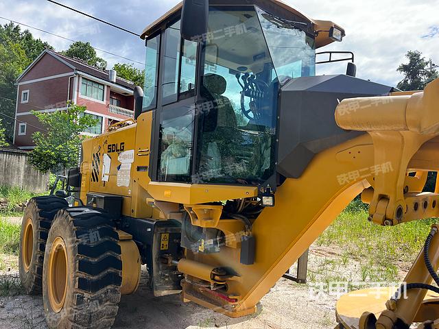 整机右侧（设备外观及核心部件）