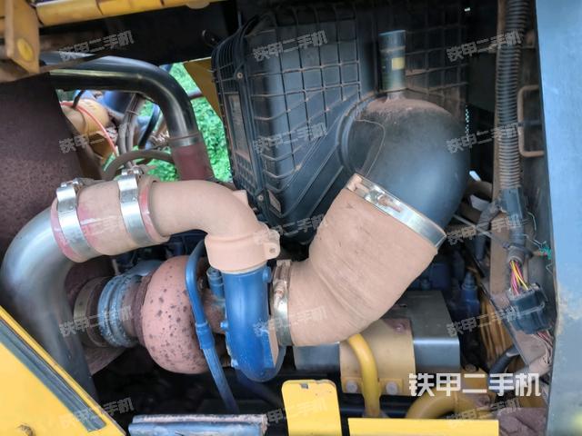 發(fā)動機(jī)右側(cè)全景（推土機(jī)發(fā)動機(jī)艙）