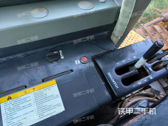 駕駛室內(nèi)部全景（推土機(jī)駕駛室）