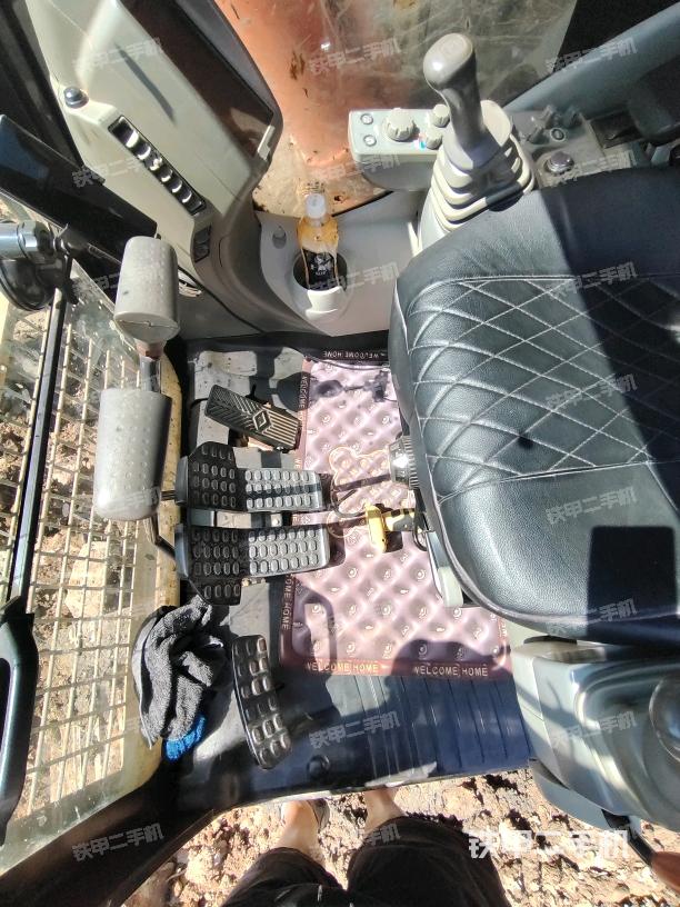 行走控制手柄和踏板 俯拍（驾驶室部分）