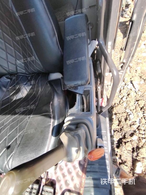 座椅左侧控制台/音响/含左手柄（驾驶室部分）