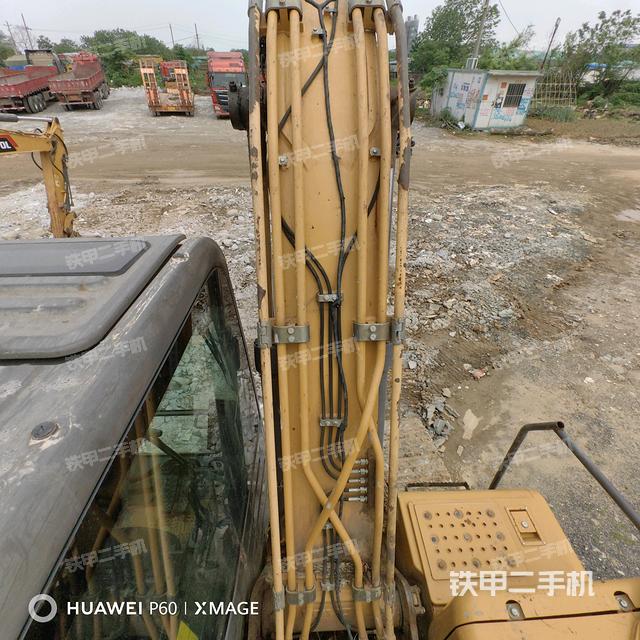 大臂油缸整体 竖拍（工作和回转装置）