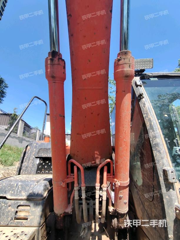 大臂油缸整体 竖拍（工作和回转装置）