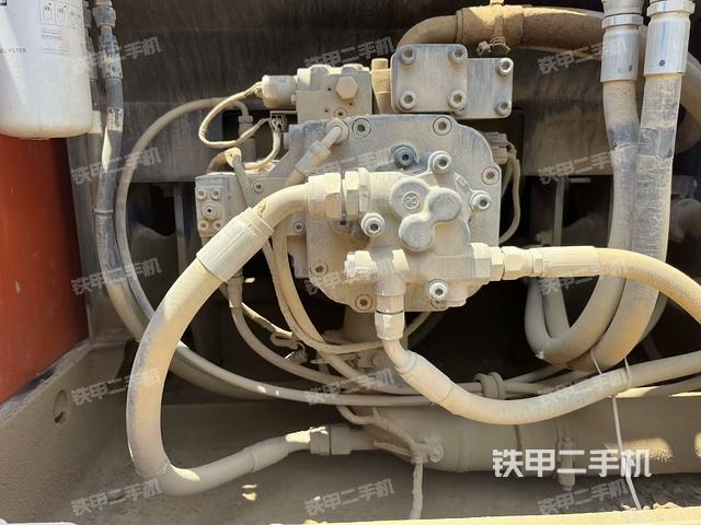 液压泵舱室正面整体（整机外观）