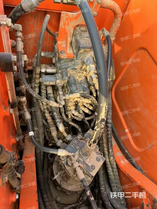 回转马达和主控阀（整机外观）