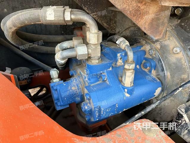 液压泵舱室正面整体（整机外观）