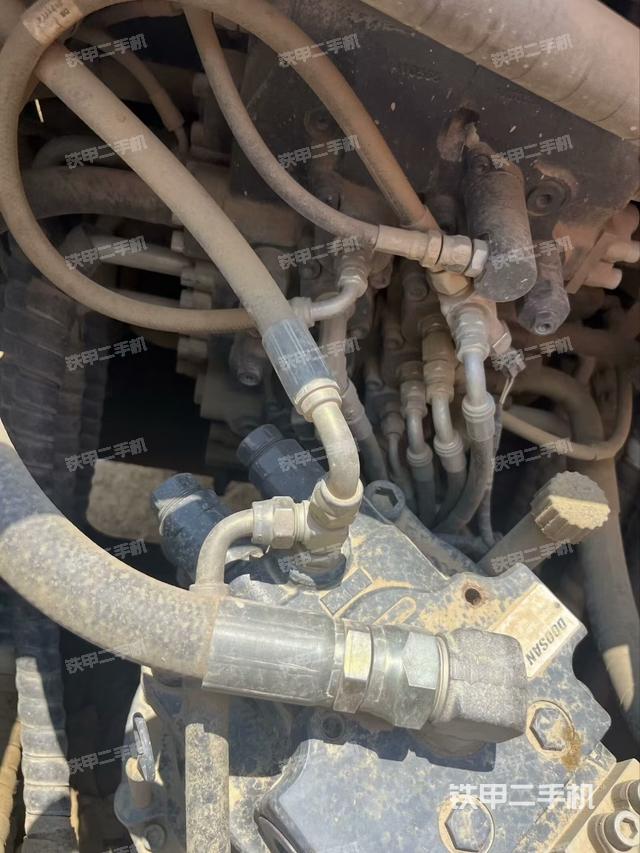 回转马达和主控阀（整机外观）