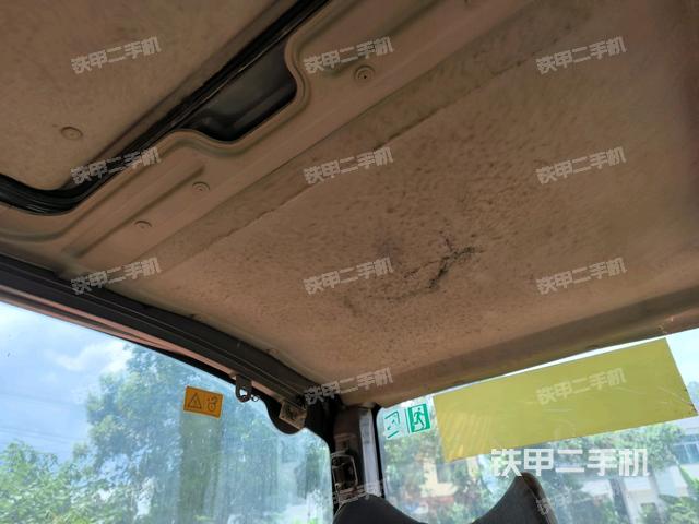 行走控制手柄和踏板 俯拍(驾驶室部分) 行走控制手柄和踏板 俯拍(驾驶室部分)