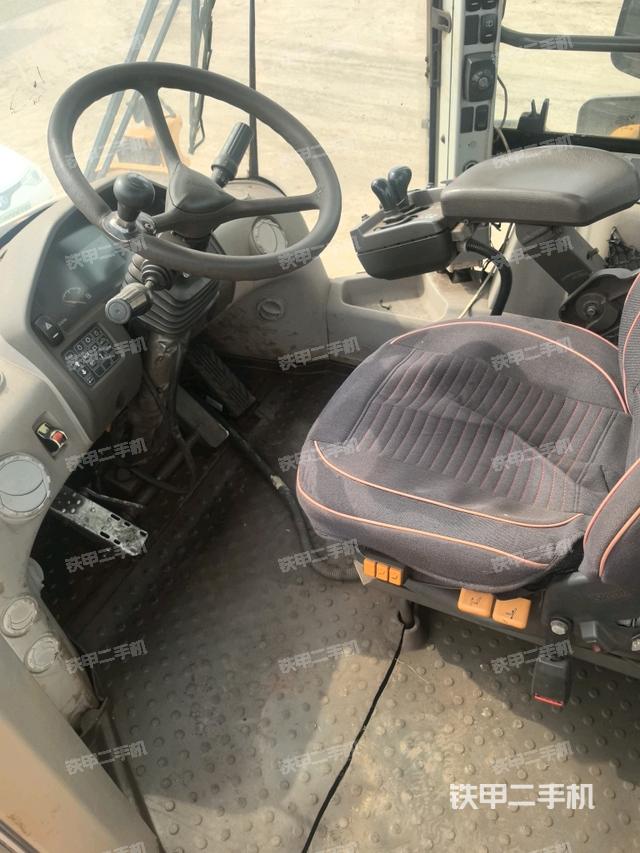 驾驶室内部（驾驶室部分）