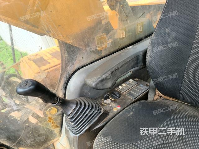 右側玻璃角標（駕駛室部分）