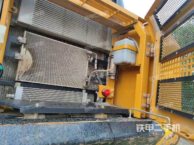 散熱器正面(大件艙室) 散熱器正面(大件艙室)