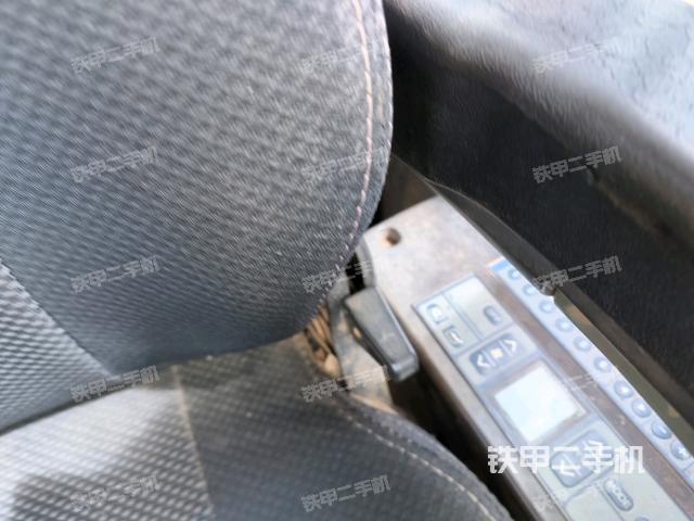 行走控制手柄和踏板?俯拍(駕駛室部分) 行走控制手柄和踏板?俯拍(駕駛室部分)