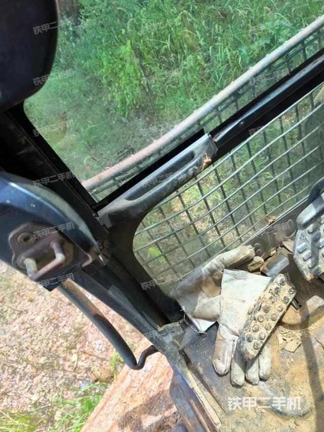 驾驶室左前45度(驾驶室部分) 驾驶室左前45度(驾驶室部分)