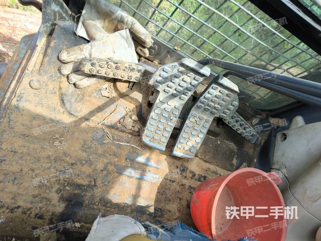 驾驶室左后45度(驾驶室部分) 驾驶室左后45度(驾驶室部分)