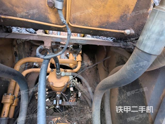 中央回轉接頭特寫（上車部件）