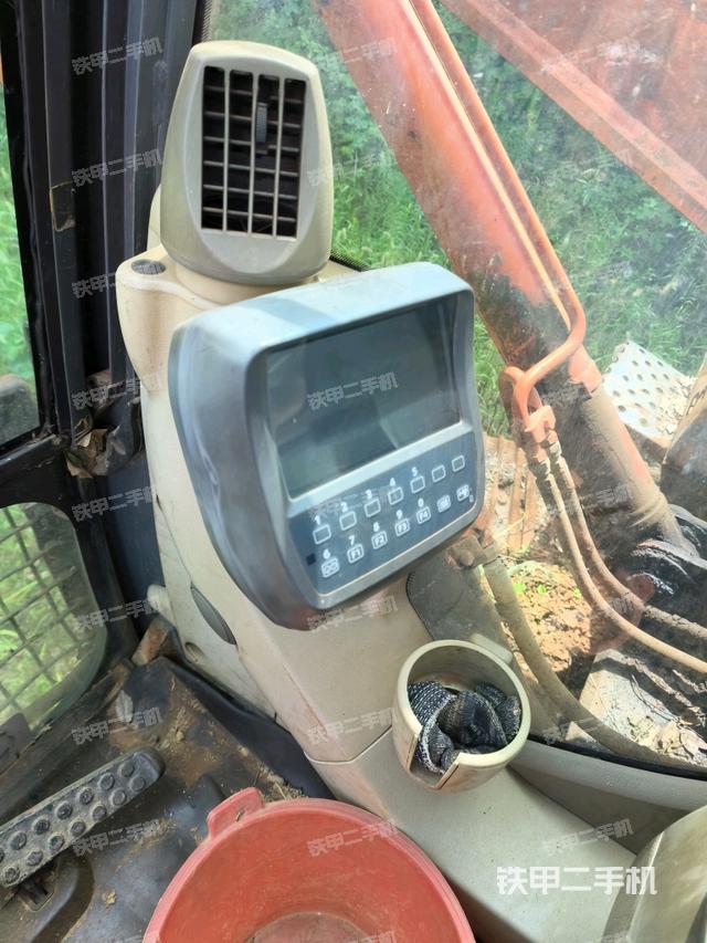 座椅右侧控制台/钥匙门/油门/含右手柄(驾驶室部分) 座椅右侧控制台/钥匙门/油门/含右手柄(驾驶室部分)