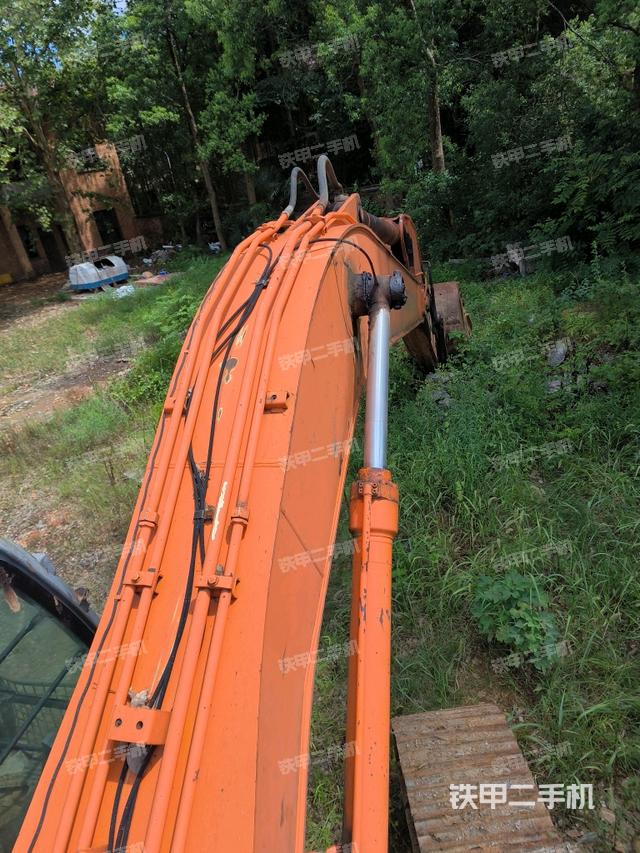 小臂整体左后(工作和回转装置) 小臂整体左后(工作和回转装置)