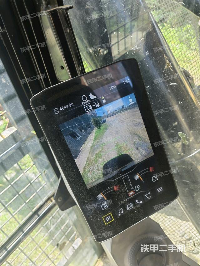 行走控制手柄和踏板?俯拍（駕駛室部分）