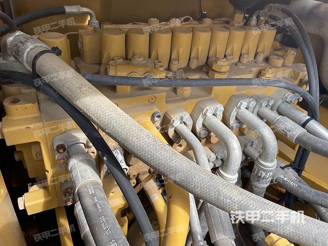 回转马达和主控阀（整机外观）