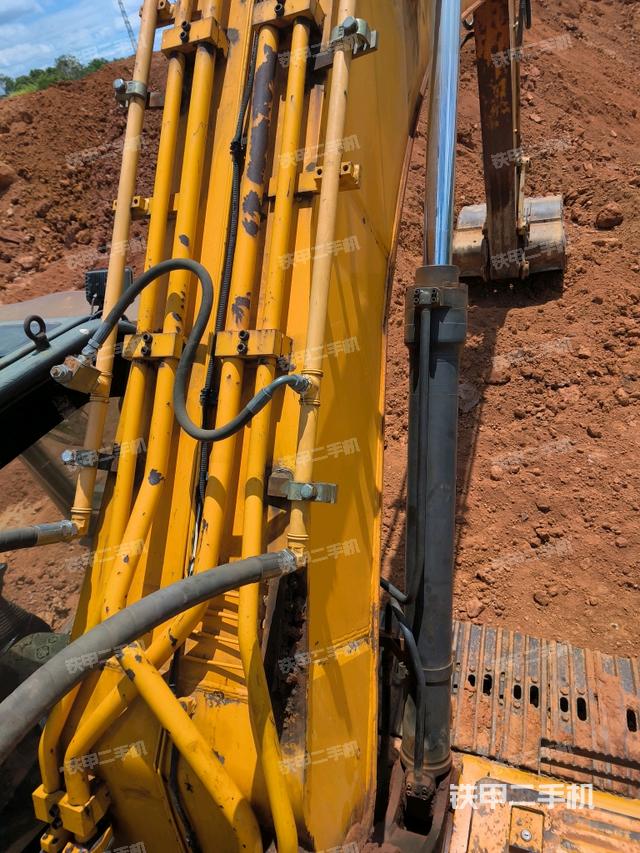 小臂整体左后(工作和回转装置) 小臂整体左后(工作和回转装置)