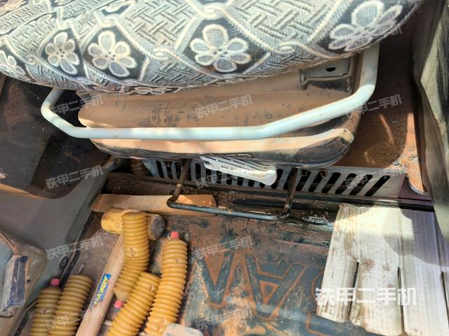 行走控制手柄和踏板 俯拍(驾驶室部分) 行走控制手柄和踏板 俯拍(驾驶室部分)