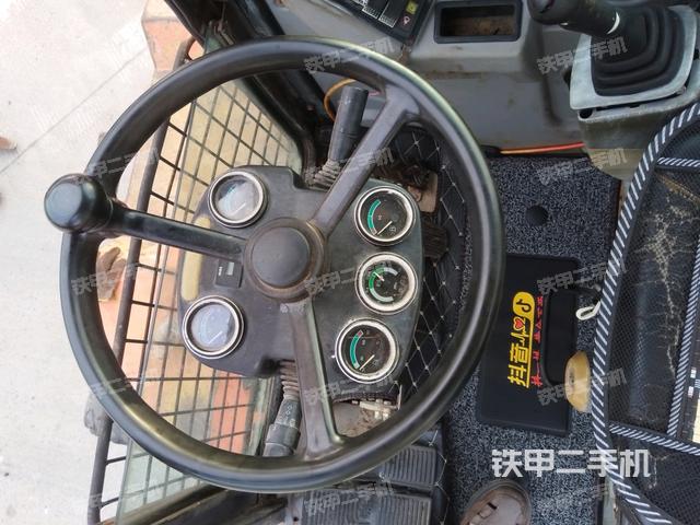 座椅右側(cè)控制臺(tái)/鑰匙門(mén)/油門(mén)/含右手柄（駕駛室部分）