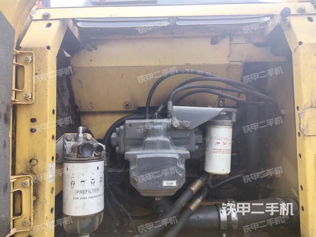 液压泵舱室正面整体（整机外观）