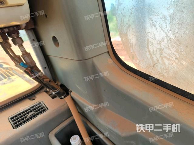 座椅右侧控制台/钥匙门/油门/含右手柄(驾驶室部分) 座椅右侧控制台/钥匙门/油门/含右手柄(驾驶室部分)