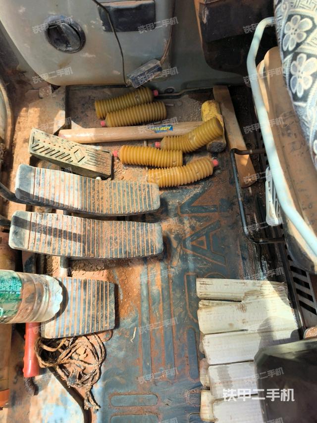 左后方玻璃角标(驾驶室部分) 左后方玻璃角标(驾驶室部分)