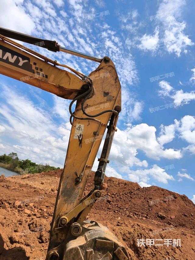 大臂油缸整体 竖拍(工作和回转装置) 大臂油缸整体 竖拍(工作和回转装置)