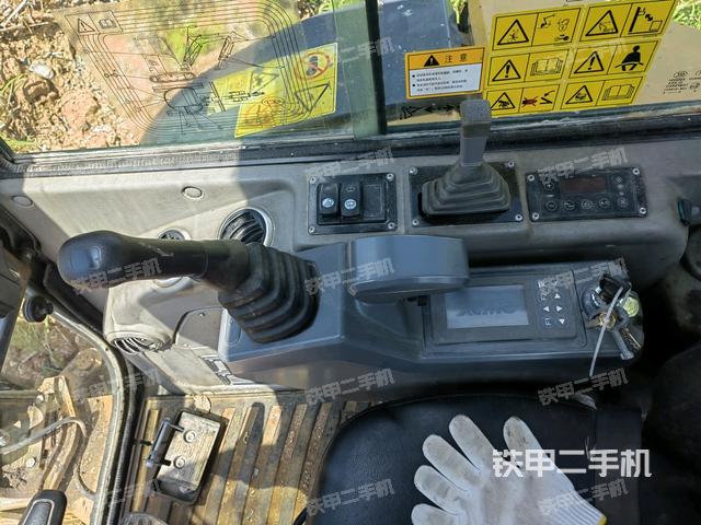 座椅左侧控制台/音响/含左手柄(驾驶室部分) 座椅左侧控制台/音响/含左手柄(驾驶室部分)