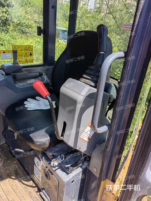 座椅右侧控制台/钥匙门/油门/含右手柄(驾驶室部分) 座椅右侧控制台/钥匙门/油门/含右手柄(驾驶室部分)