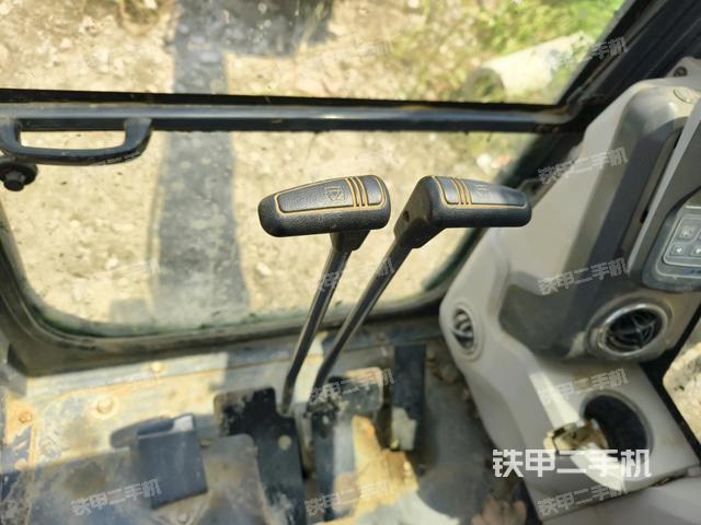 行走控制手柄和踏板?俯拍（駕駛室部分）