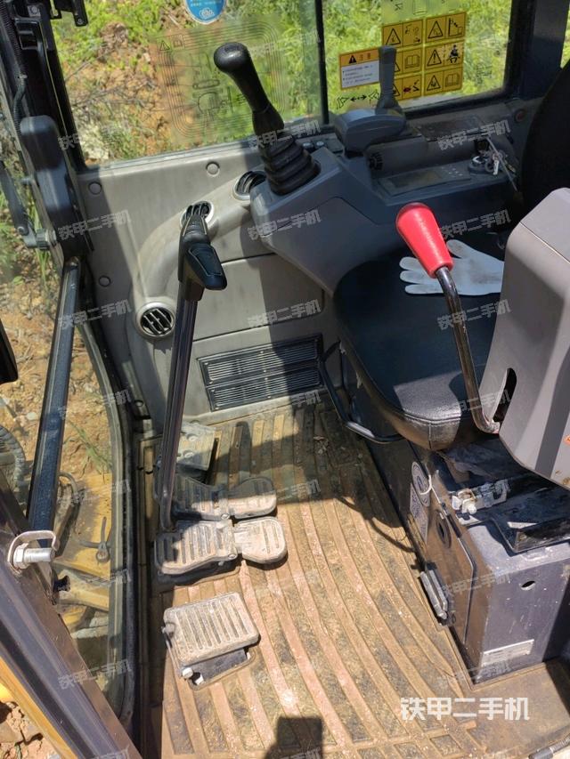行走控制手柄和踏板 俯拍(驾驶室部分) 行走控制手柄和踏板 俯拍(驾驶室部分)
