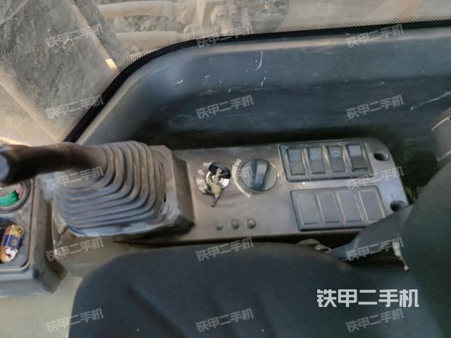 座椅右側(cè)控制臺(tái)/鑰匙門(mén)/油門(mén)/含右手柄(駕駛室部分) 座椅右側(cè)控制臺(tái)/鑰匙門(mén)/油門(mén)/含右手柄(駕駛室部分)