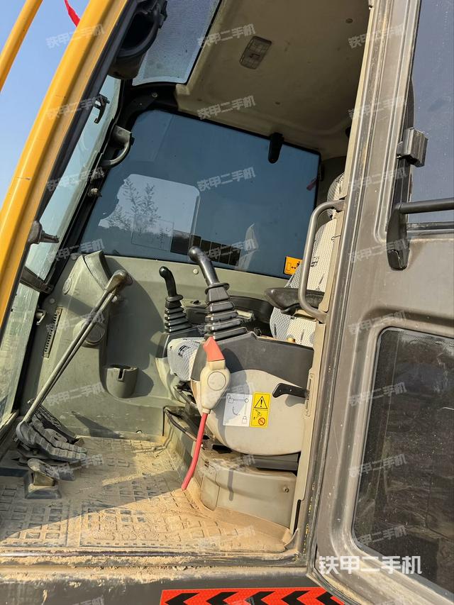 驾驶室顶部（整机外观）