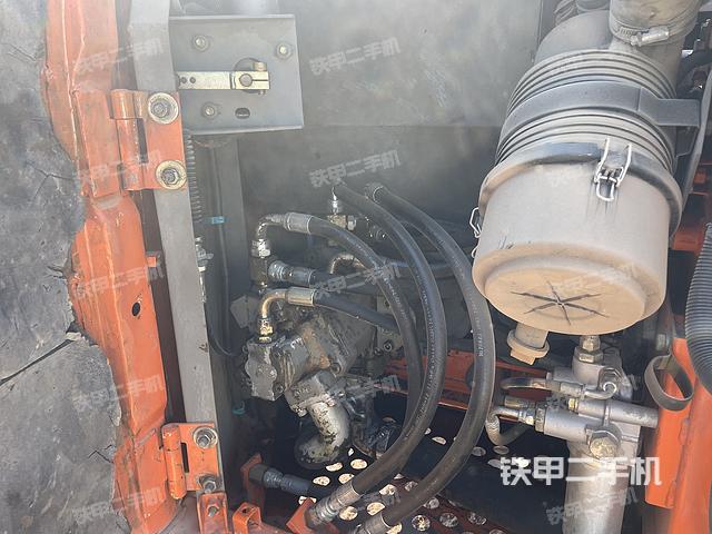 液压泵舱室正面整体（整机外观）