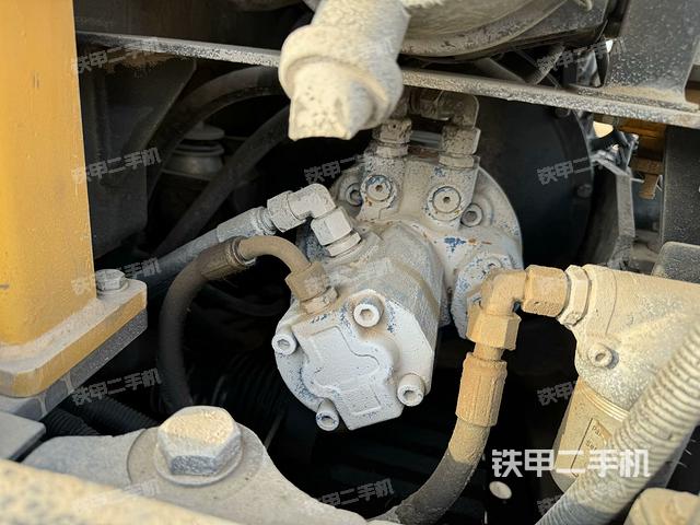 液压泵舱室正面整体（整机外观）