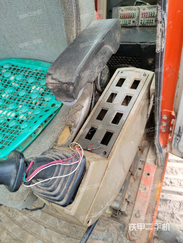 座椅左側(cè)控制臺/音響/含左手柄（駕駛室部分）